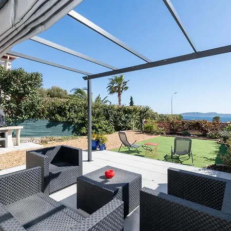Face A La Superbe Terrasse Barbecue Le Pradet Carqueiranne