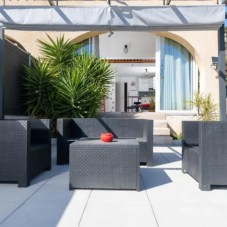 Face A La Superbe Terrasse Barbecue Le Pradet Carqueiranne