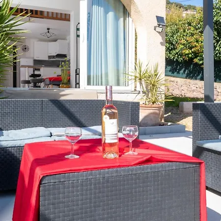 Lägenhet Face A La Superbe Terrasse Barbecue Le Pradet *
