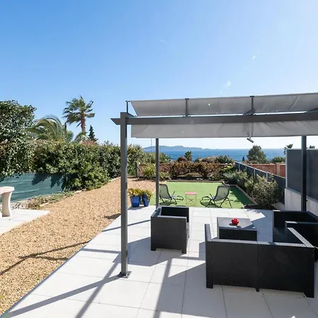 Face A La Superbe Terrasse Barbecue Le Pradet * Carqueiranne